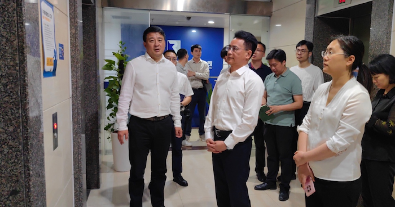 宁波市鄞州区政协主席郑坤法一行莅临中安科子公司浙江华和万润信息科技有限公司调研考察
